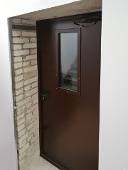 Остекленная коричневая дверь