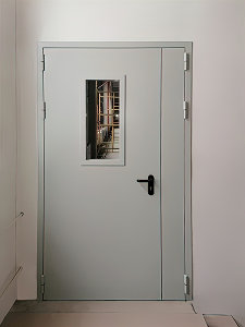 Полуторопольная дверь с остеклением